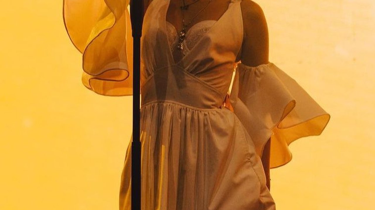 Curi Perhatian, Intip Deretan Potret Aksi Panggung Nadin Amizah dengan Baju Putih