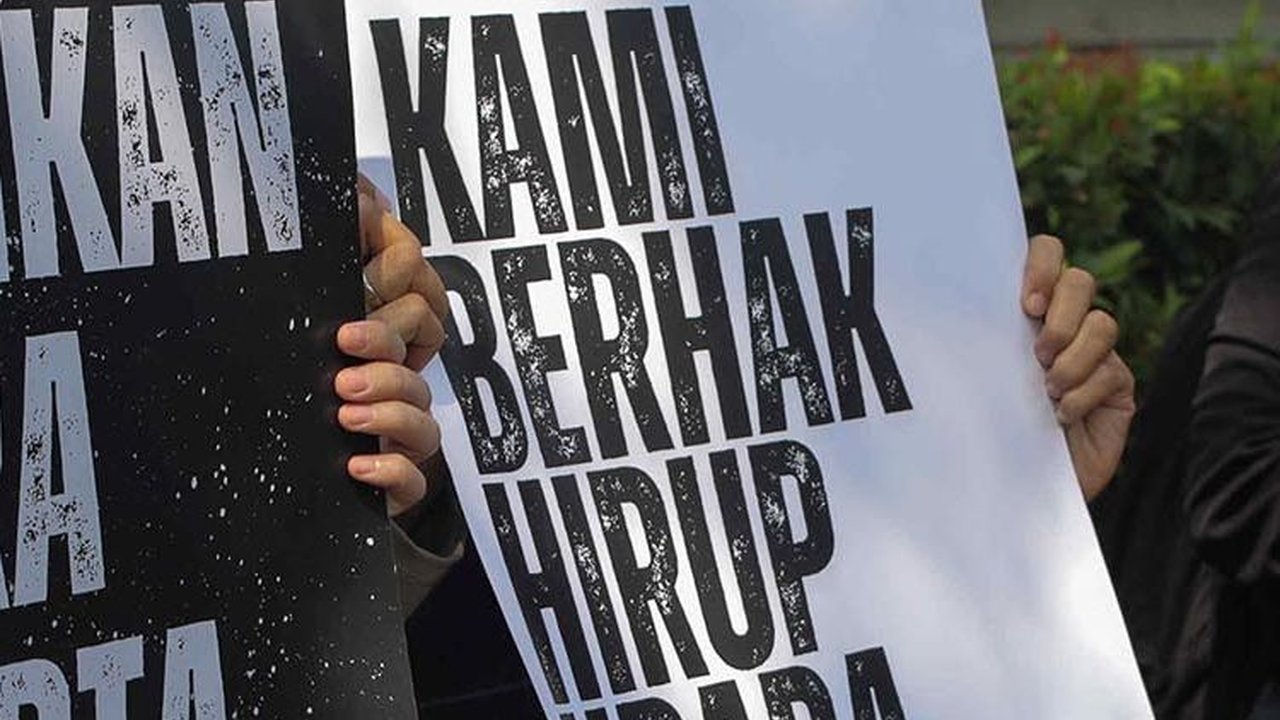 FOTO: Protes Udara Buruk Jakarta, Aktivis Singgung Jokowi Batuk-Batuk 4 Minggu