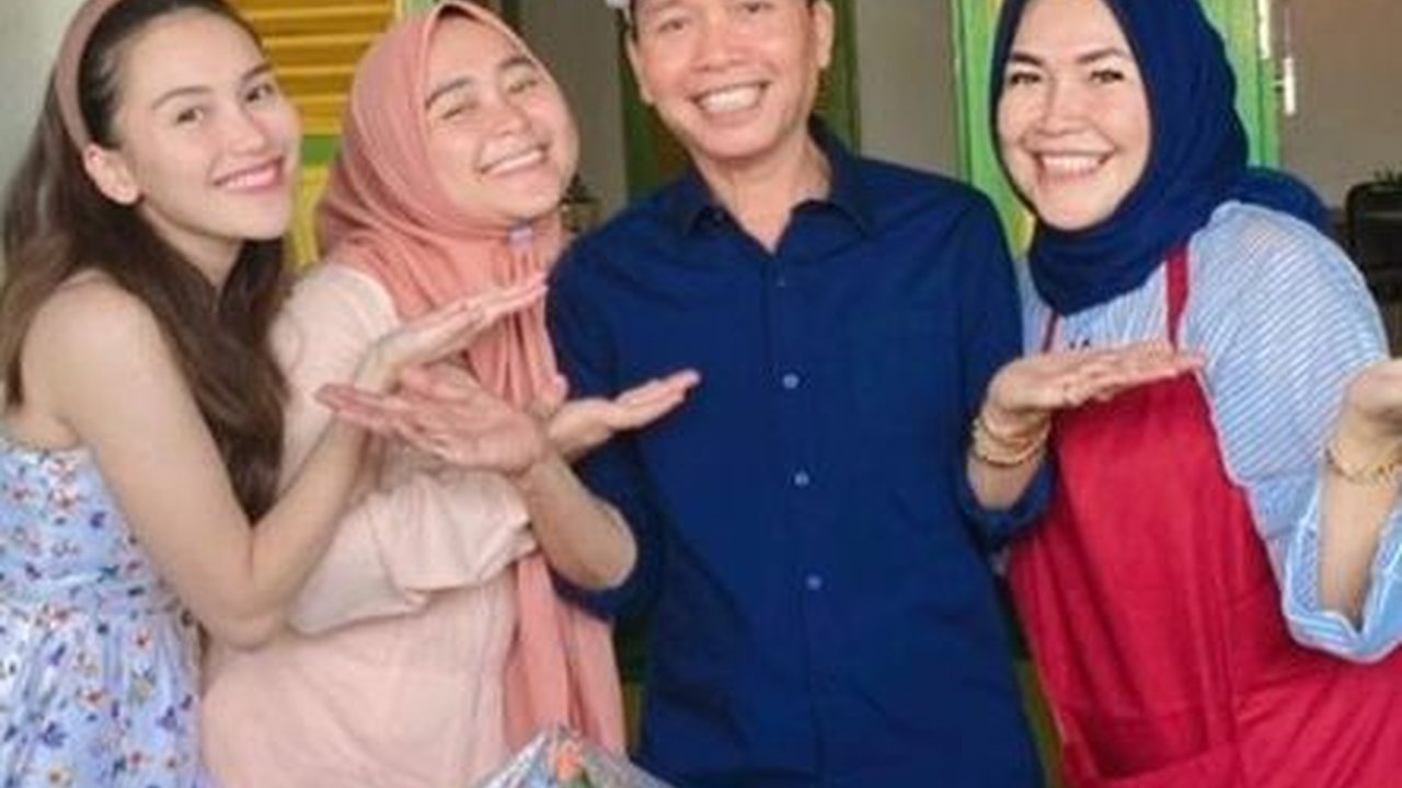 Potret Warung Lalapan Ayah Rojak yang Baru Buka, Suasana Mirip Rumah Jadul