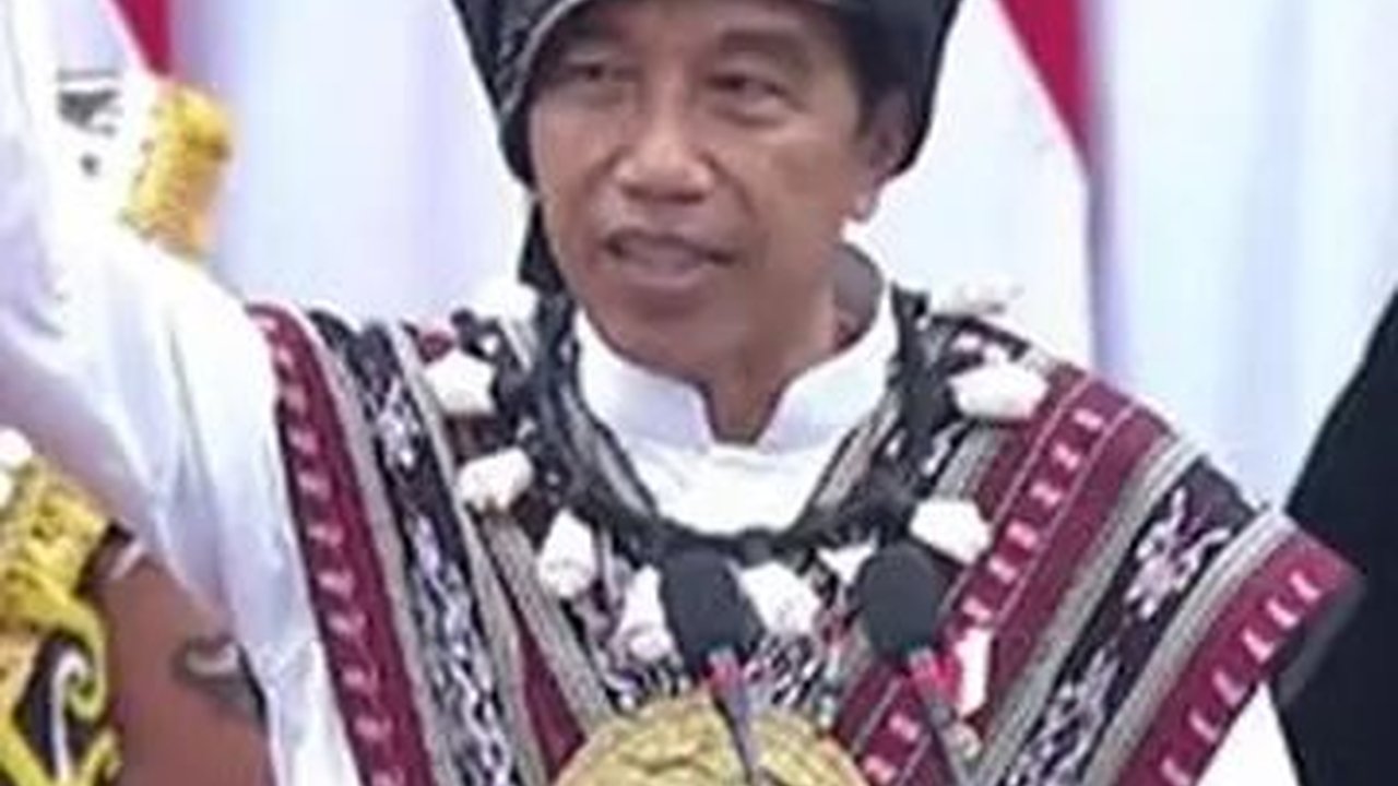 VIDEO: Momen Sigap Jokowi, Jongkok Bantu Ambil Pin Tim Paskibra