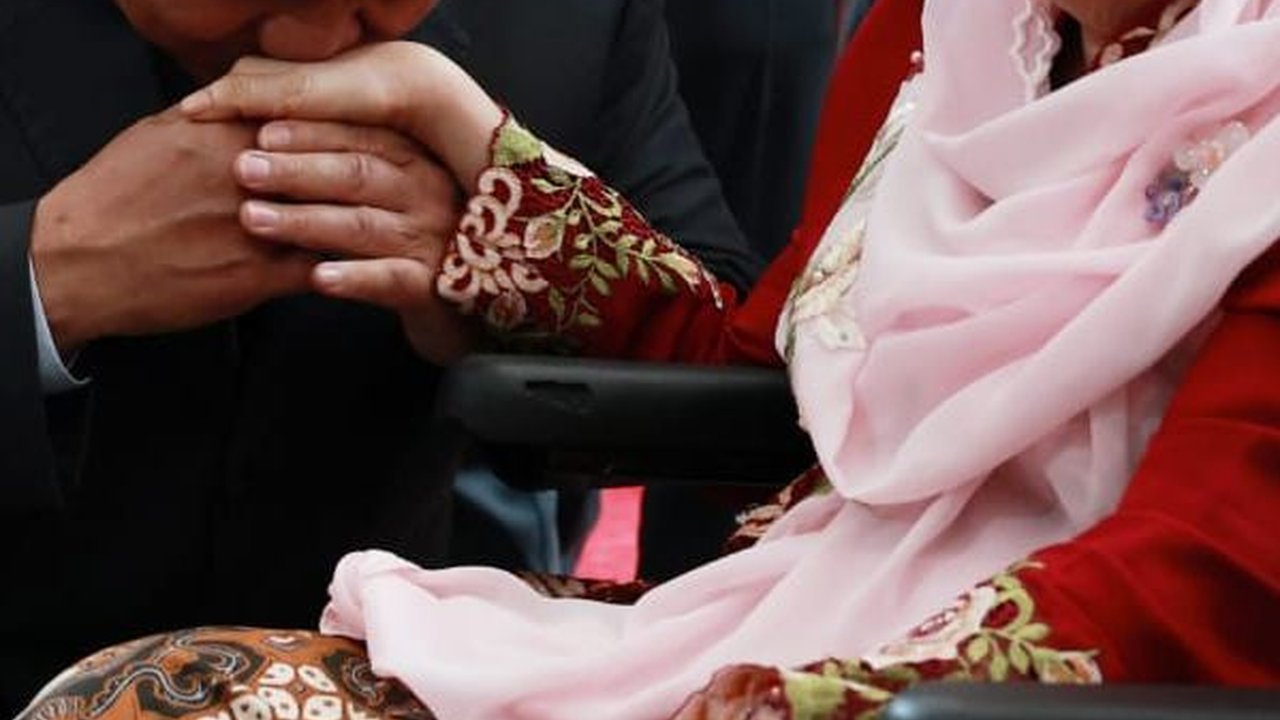 Momen Prabowo Berlutut dan Cium Tangan Istri Gus Dur, Reaksi Yenny Wahid Mengejutkan