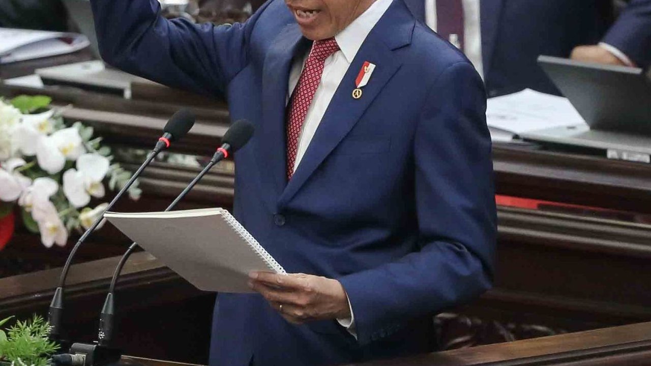 FOTO: Sampaikan RAPBN 2024 dan Nota Keuangan, Presiden Jokowi Kepalkan Tangan Pidato di Rapat Paripurna DPR