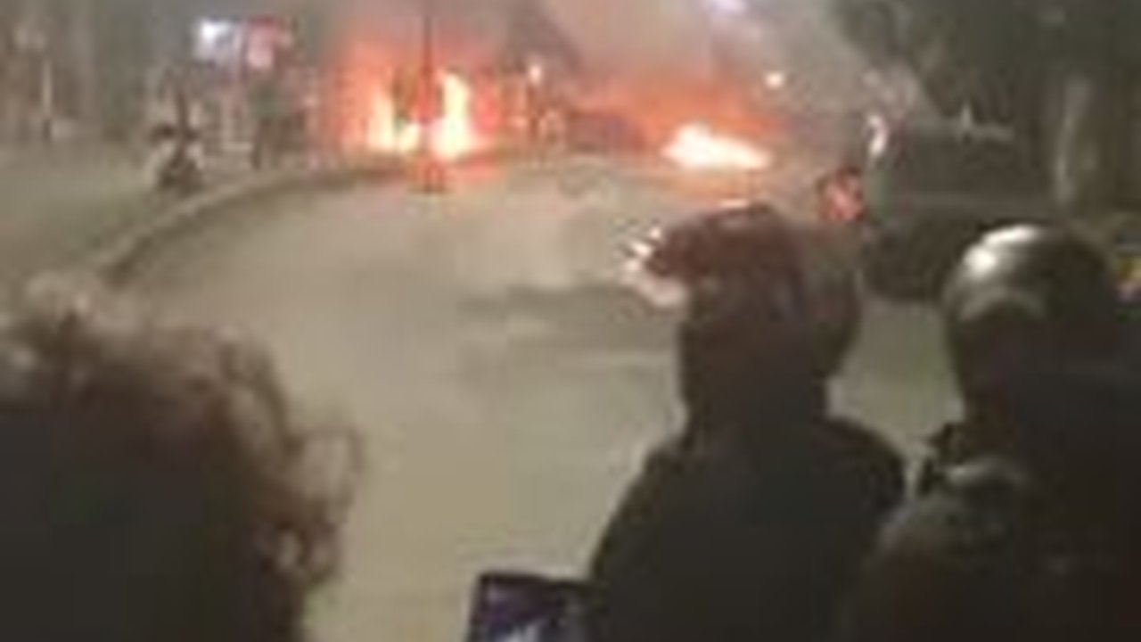 VIDEO: Kerusuhan Dago Elos Bandung, Polisi Tembak Gas Air Mata Bubarkan Barikade Warga