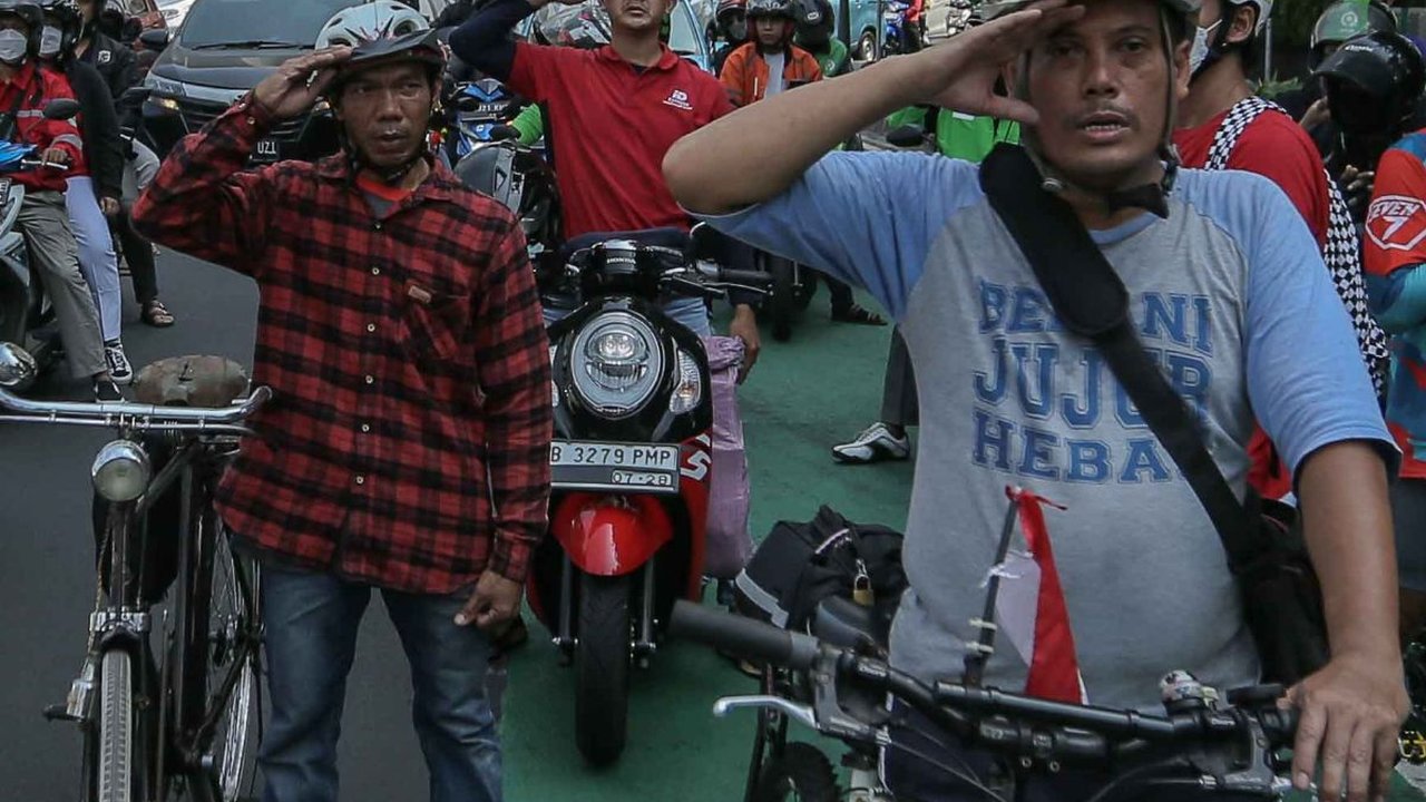 FOTO: Lalu Lintas Bundaran HI Terhenti Sejenak saat Mengheningkan Cipta Detik-Detik Proklamasi Kemerdekaan RI
