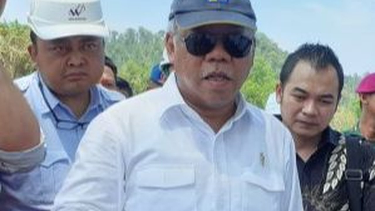 Momen Lucu Menteri PUPR Basuki Hadimuljono Singkap Jas Erick Thohir, Reaksi Istri Disorot