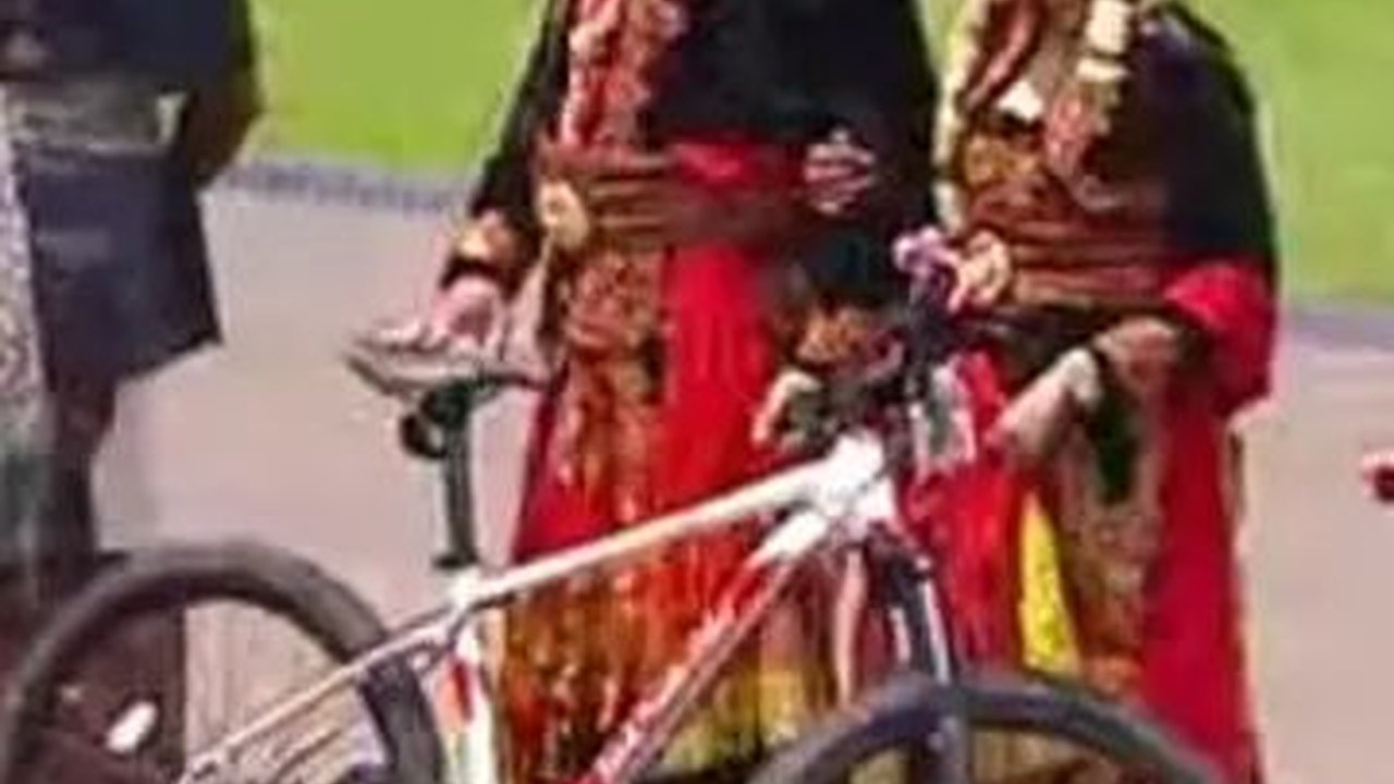 Menang Baju Adat Terbaik, Kaesang hingga Sri Mulyani Dapat Hadiah Sepeda dari Jokowi