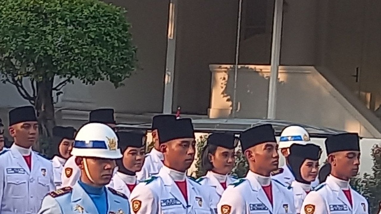 Keyla Azzahra Purnama, Paskibraka Asal Sumsel Pembawa Baki saat Penurunan Bendera Merah Putih di Istana