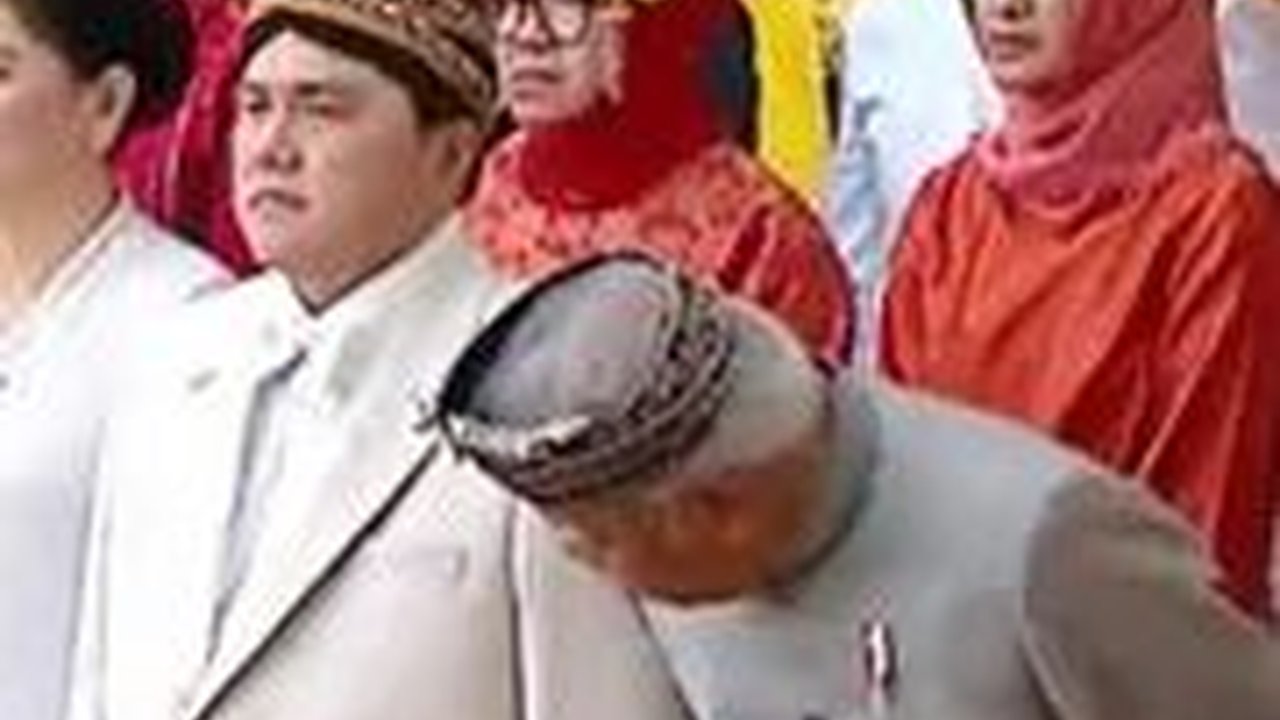 VIDEO: Momen Menteri Basuki Jahil Buka Baju Erick Thohir Saat Upacara di Istana