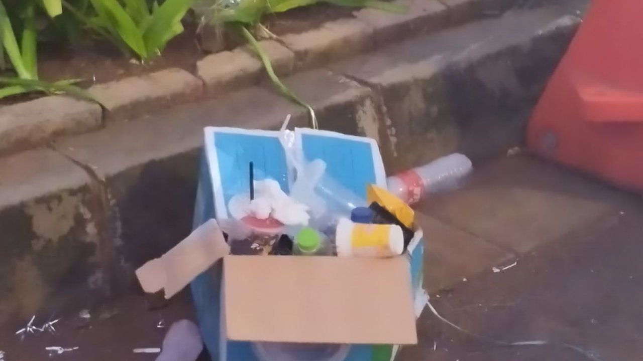 Upacara Penurunan Bendera 17 Agustus 2023 Selesai, Sampah Berserakan di Luar Pagar Istana Negara
