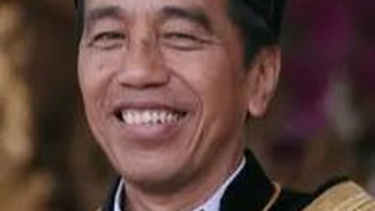 VIDEO:  Jokowi Pakai Baju Adat Panglima Tertinggi Raja Surakarta di Istana