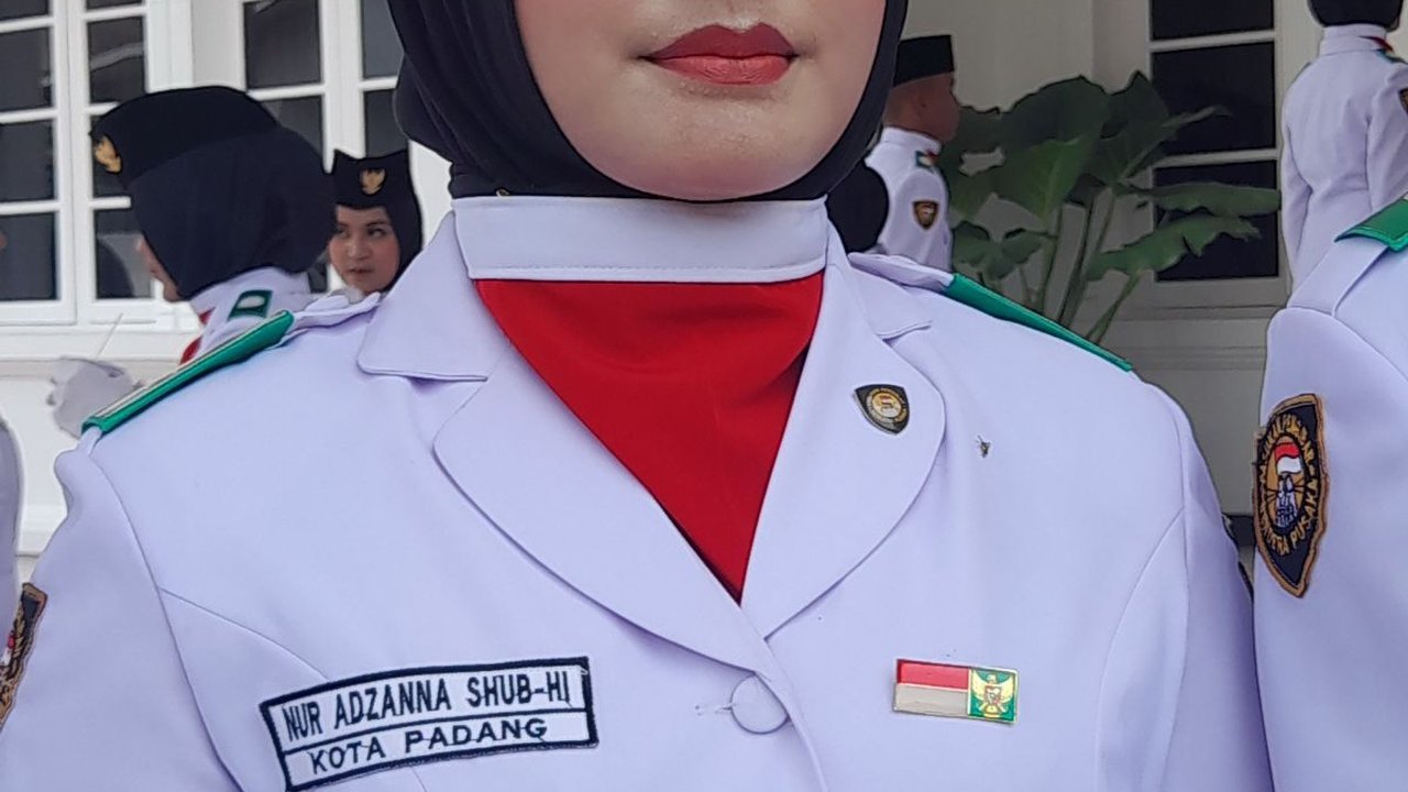 Cerita Si Cantik Putri Anggota Brimob Pembawa Baki di Upacara HUT RI, Impikan Masuk Akpol