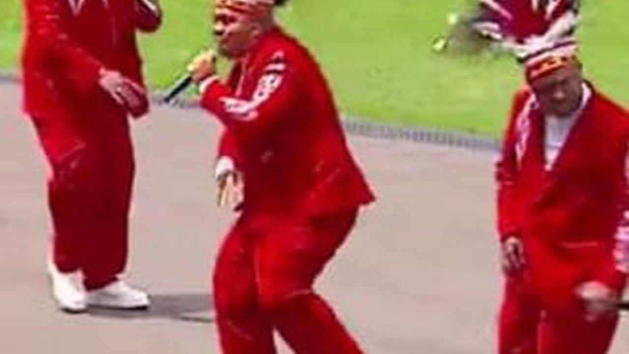 Aksi Energik M.A.C, Band Asal Papua Manggung di Istana
