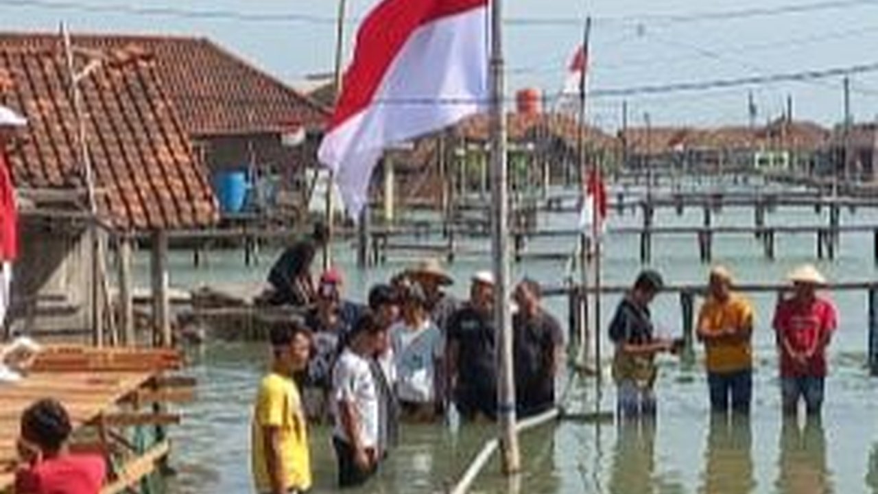 Potret Warga Jateng Upacara HUT RI di Tengah Kepungan Banjir Rob