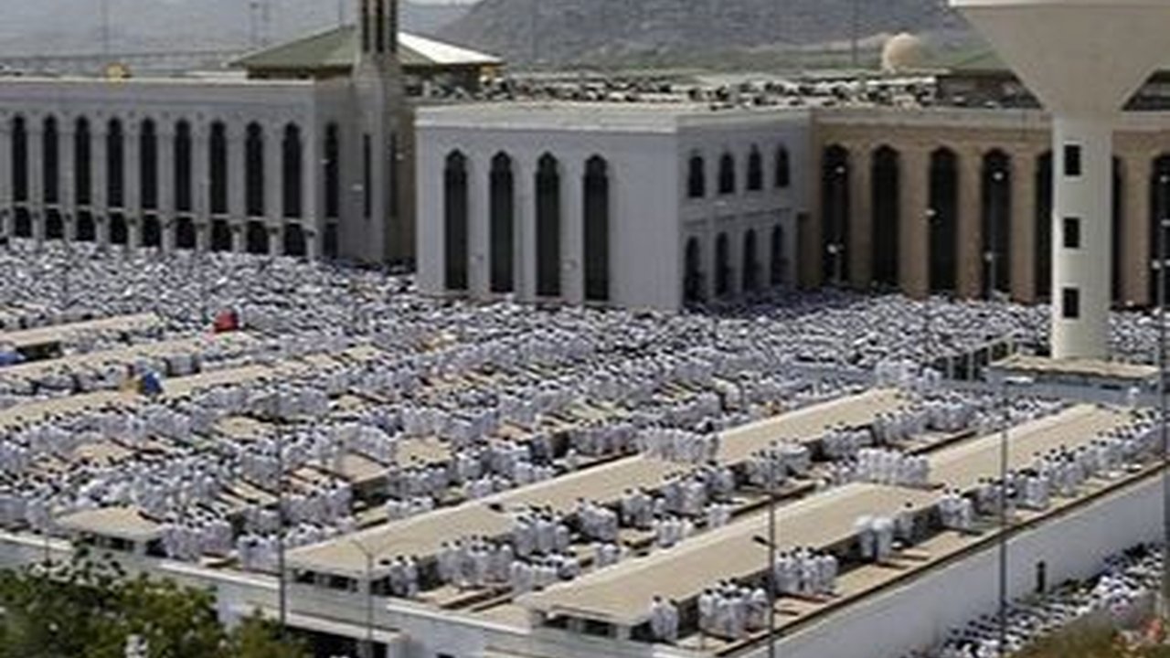Bacaan Niat Sholat Jumat Beserta Tata Caranya yang Benar, Buat Imam & Makmum