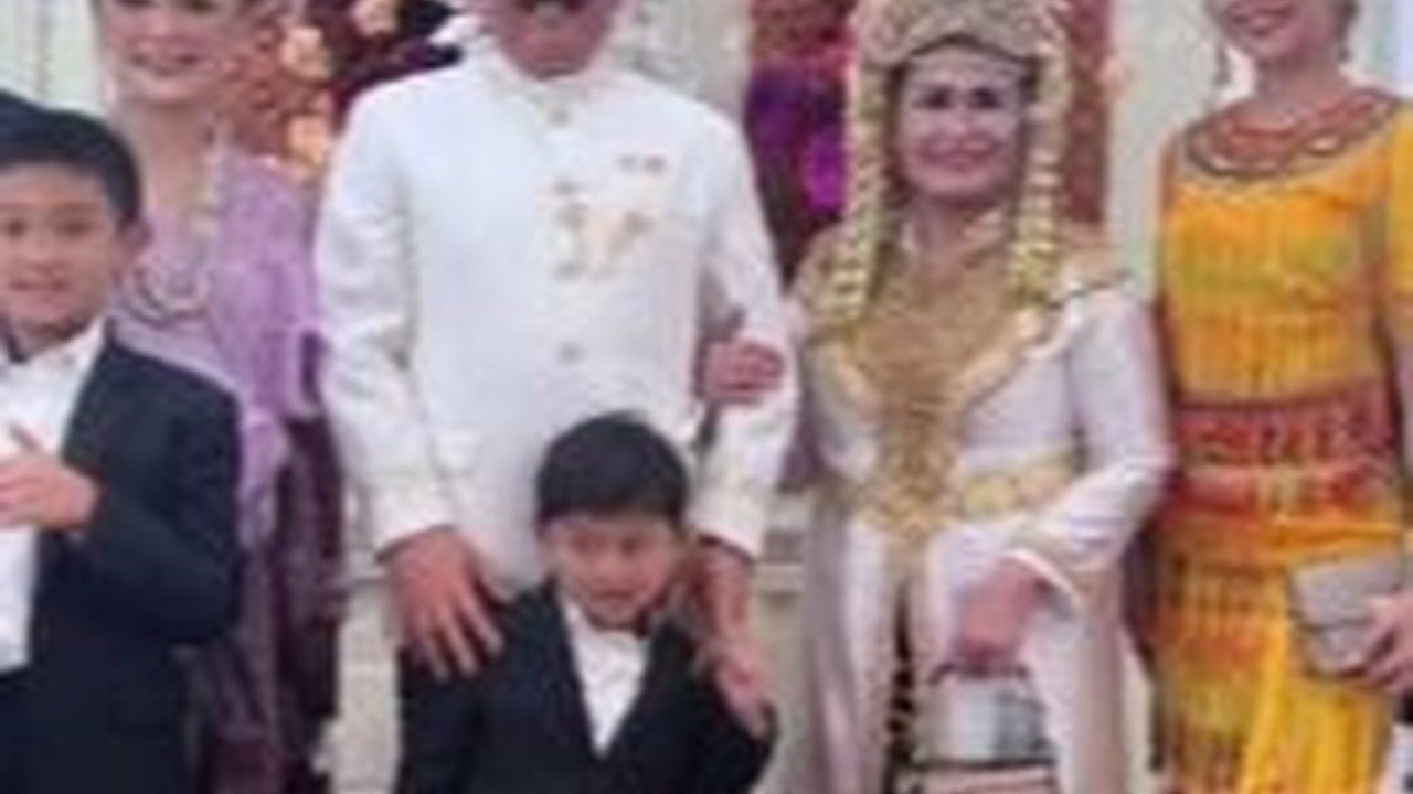 Potret Kompak Eks Panglima Pose Bareng Keluarga di Istana, Anak dan Menantu Perwira TNI Gagah Beseragam