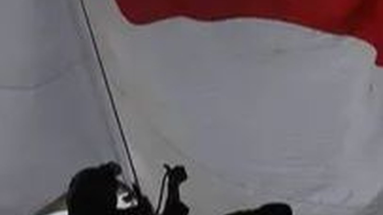 Aksi Heroik Polisi Panjat Tiang Bendera 7 Meter & Terombang-Ambing Ditiup Angin Demi Sang Merah Putih
