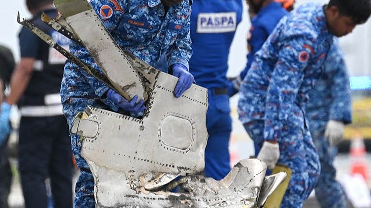 FOTO: Penampakan Puing Jet Pribadi di Malaysia yang Tabrak Motor dan Mobil hingga Tewaskan 10 Orang