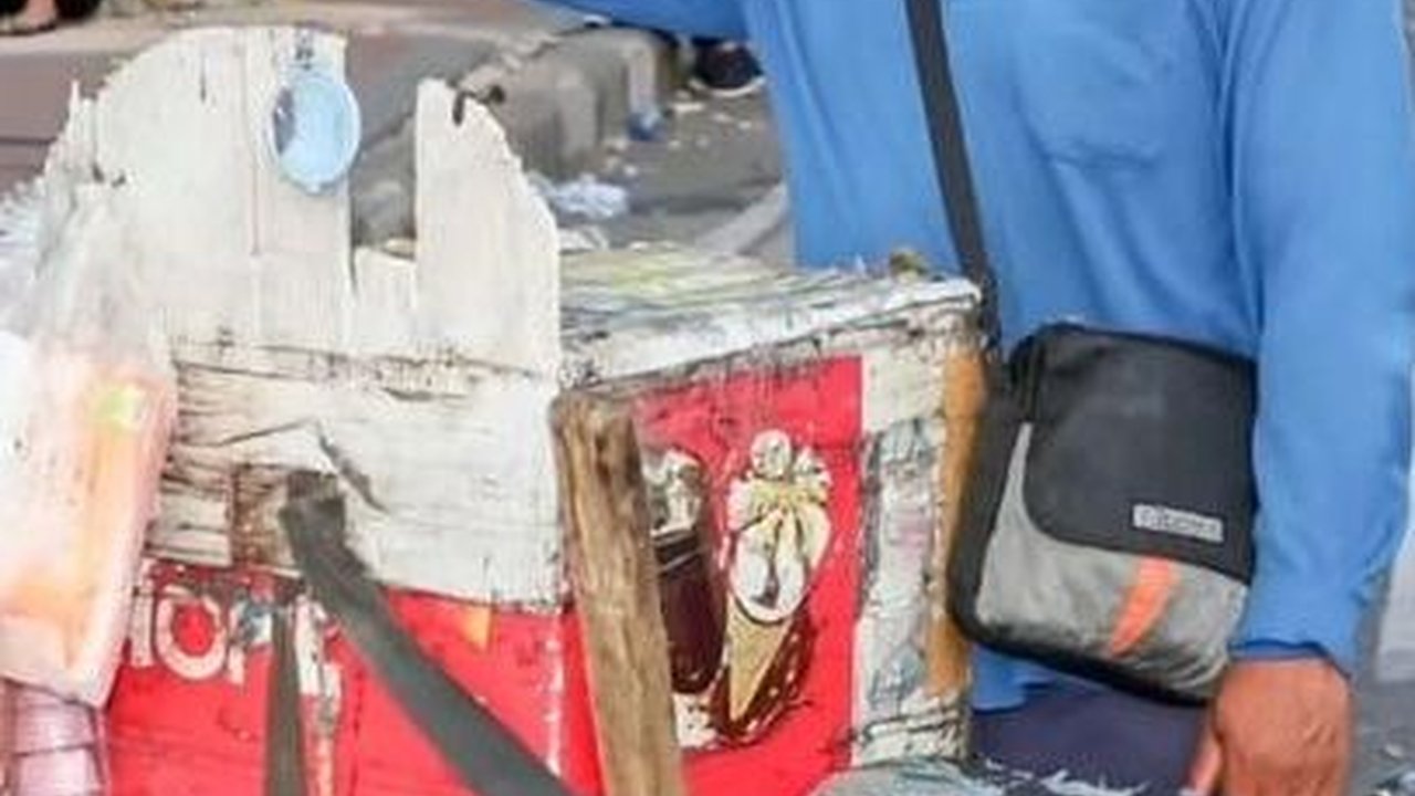 Potret Para PKL di Depan Kantor Pemprov Jatim Hormat Bendera Merah Putih, Curi Perhatian