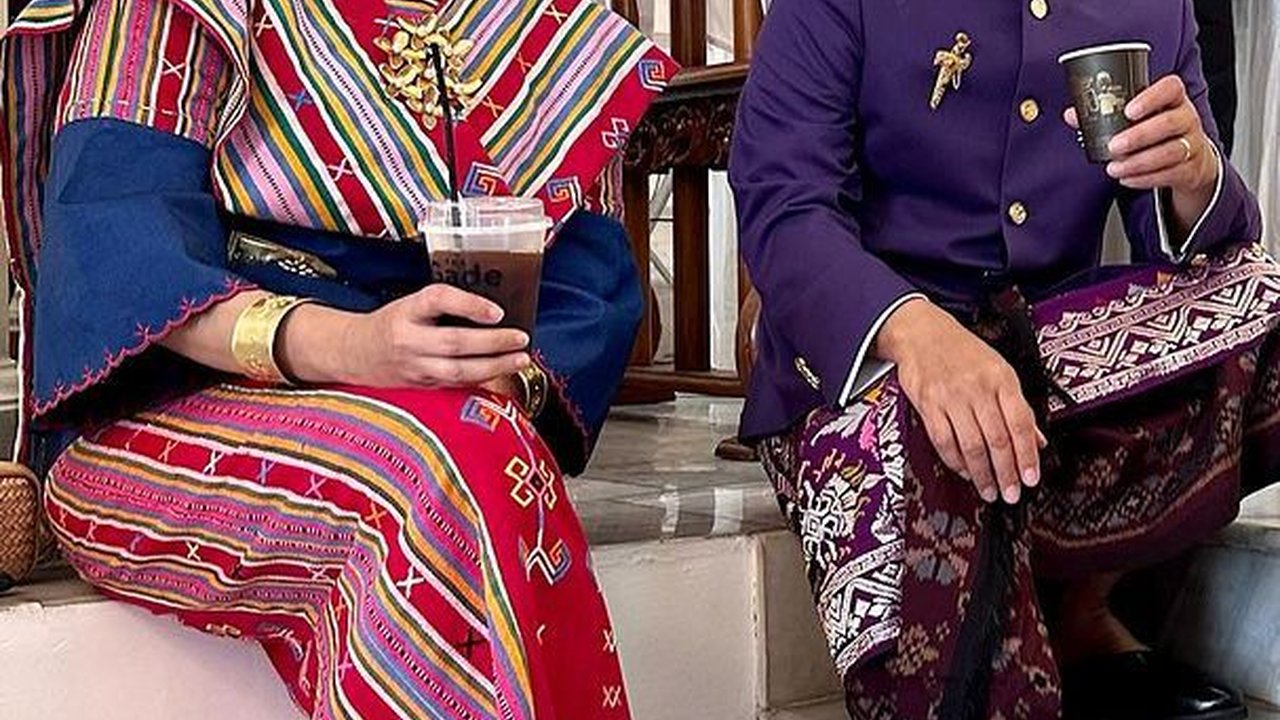 Ngopi 'Ndeprok' Ala Menteri Jokowi di Tangga Istana