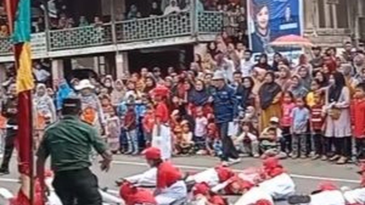 Pura-Pura Pingsan, Tim Gerak Jalan SD Ini Bikin Anggota TNI Panik