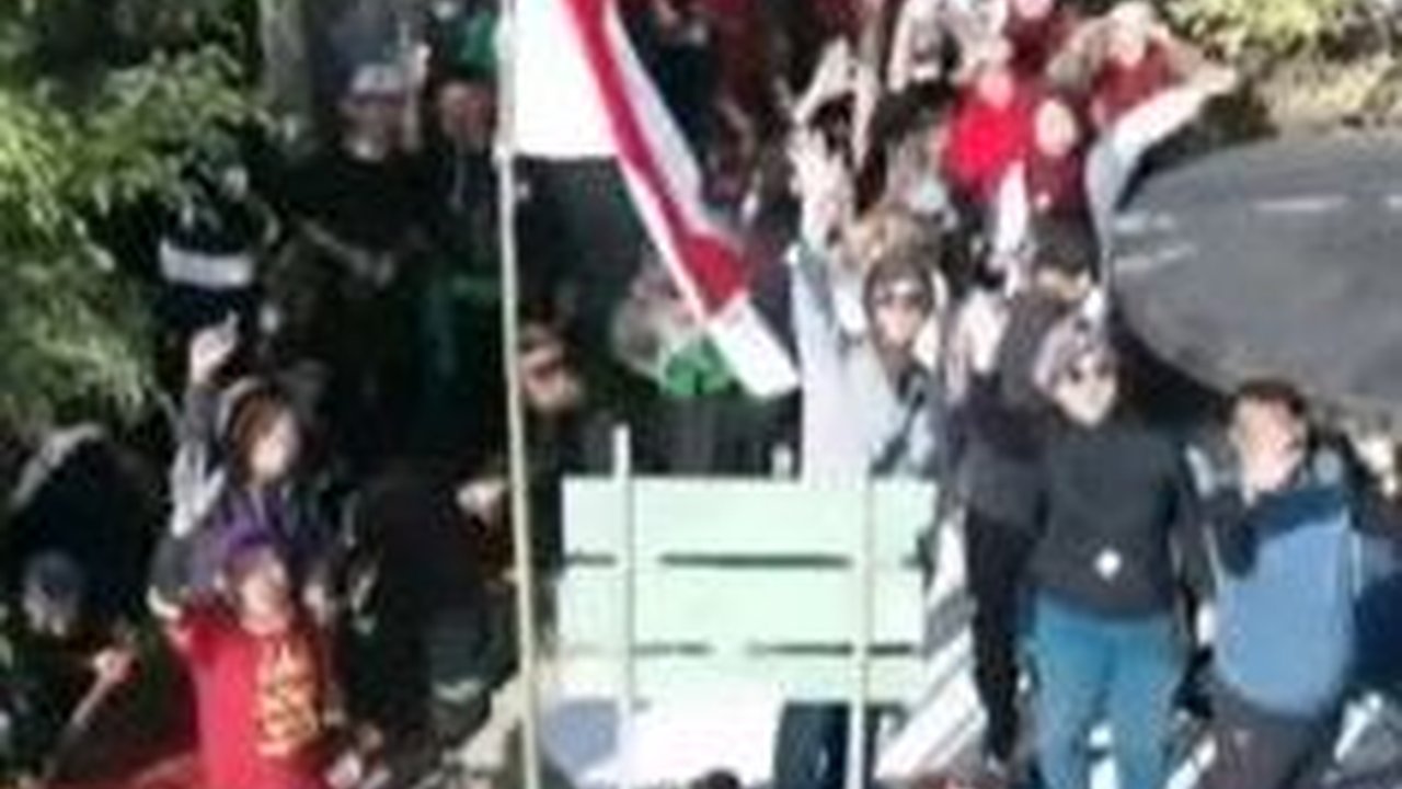 Kreativitas Warga Jateng Rayakan Hari Kemerdekaan, dari Peragaan Kostum Unik hingga Arak Bendera Raksasa