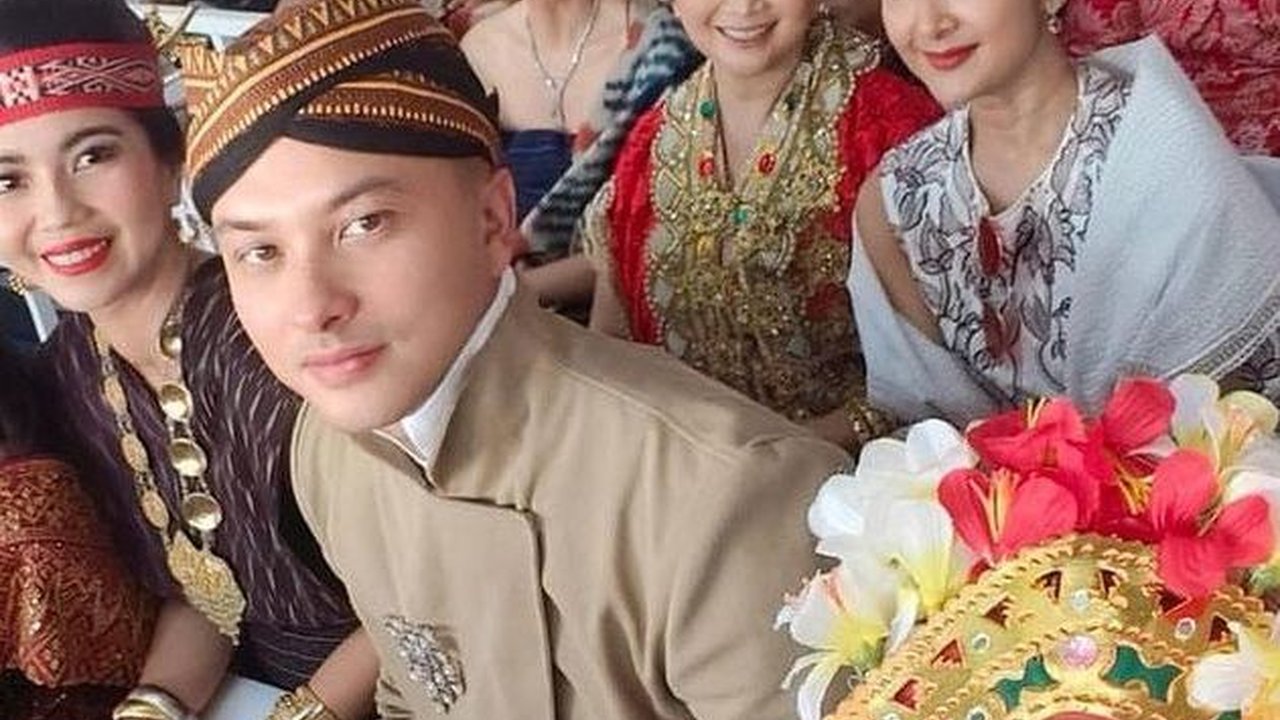 15 Potret Artis Ikut Upacara di Istana Merdeka, Nicholas Saputra hingga Happy Salma - Ada yang Memilih Ojek untuk Menghindari Macet