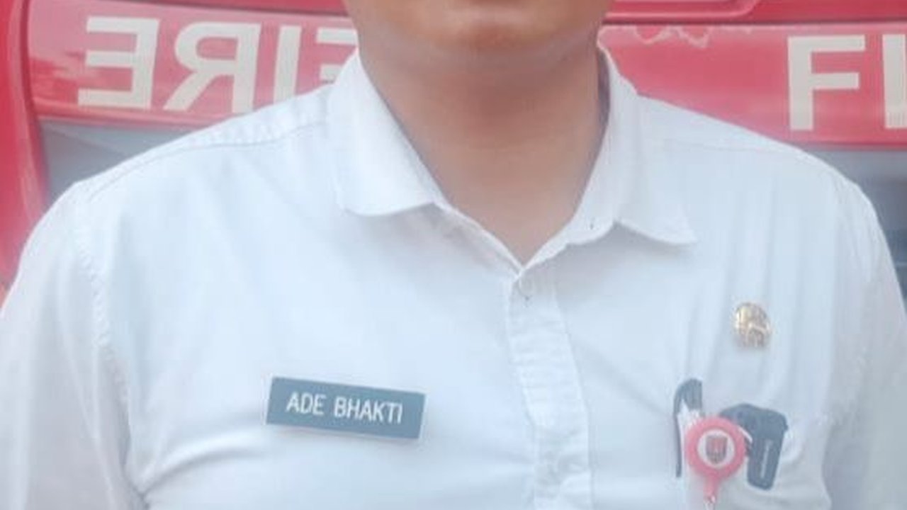 Dulu Pak Camat Sekarang Dimutasi Jadi Petugas Pemadam Kebakaran, Aksi Ade Bhakti Padamkan Api jadi Sorotan