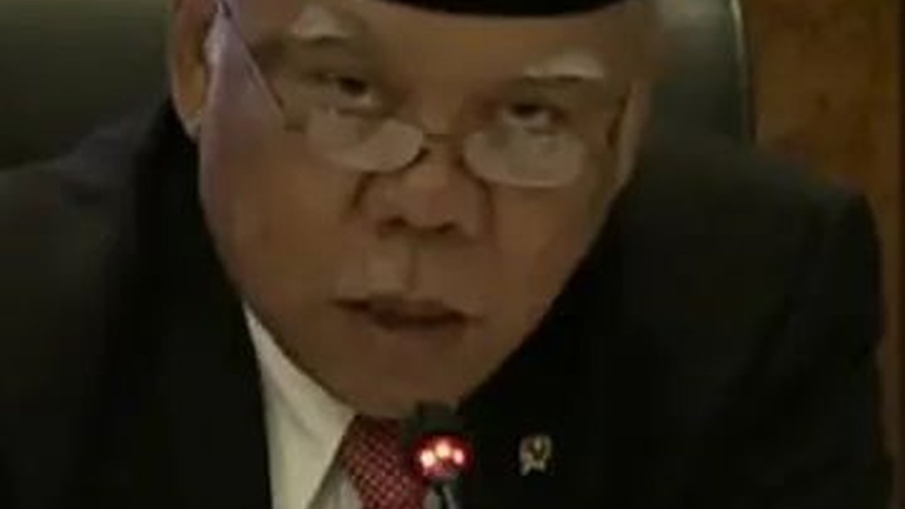 VIDEO: Pak Bas Bergaya Main Drum Saat Disorot Kamera Bikin Riuh Tamu di Istana