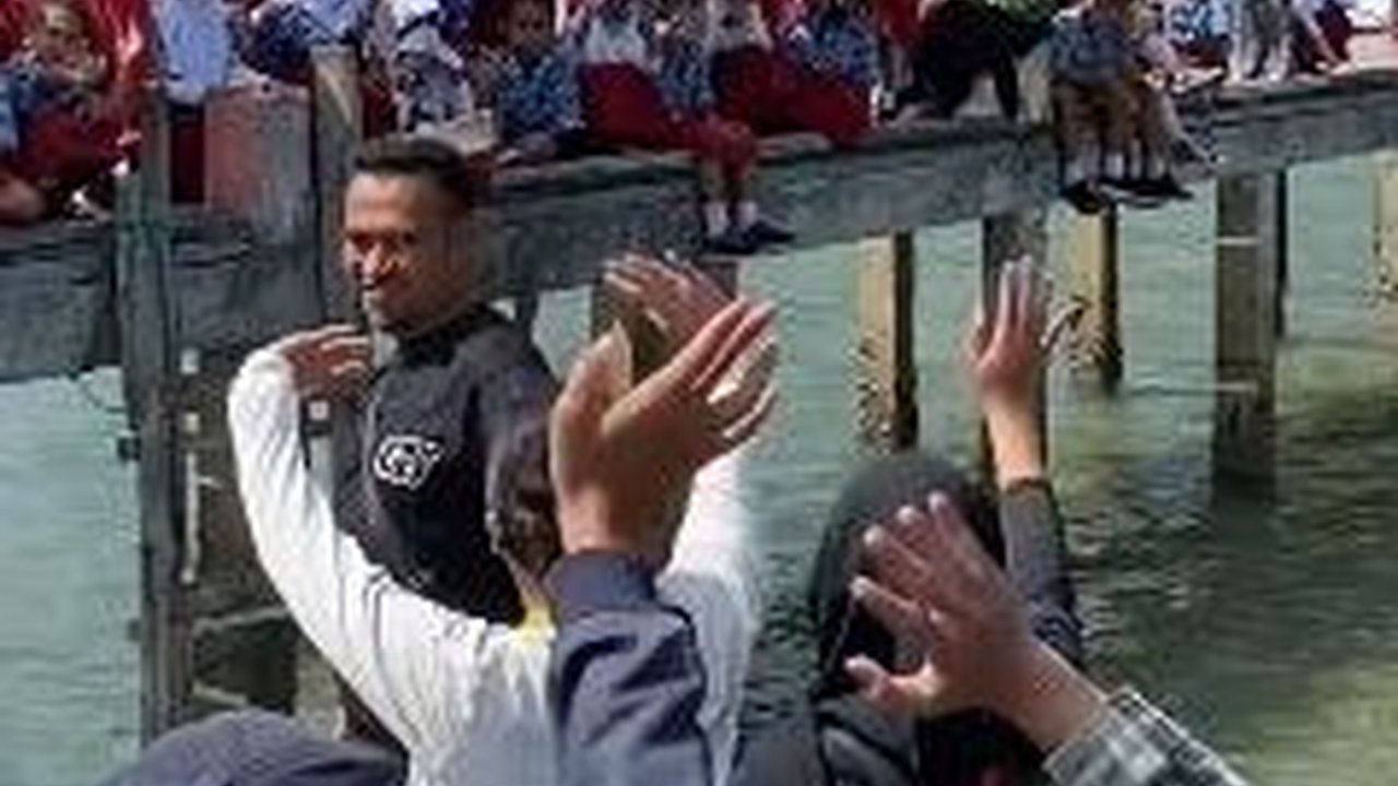 Diantar Warga sampai Dermaga, Begini Momen Haru Perpisahan Mahasiswa KKN UGM di Banda Neira