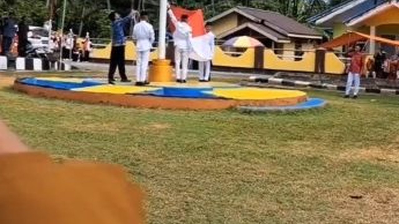 Aksi Heroik Siswa SMA di Gorontalo Panjat Tiang Demi Merah Putih Berkibar