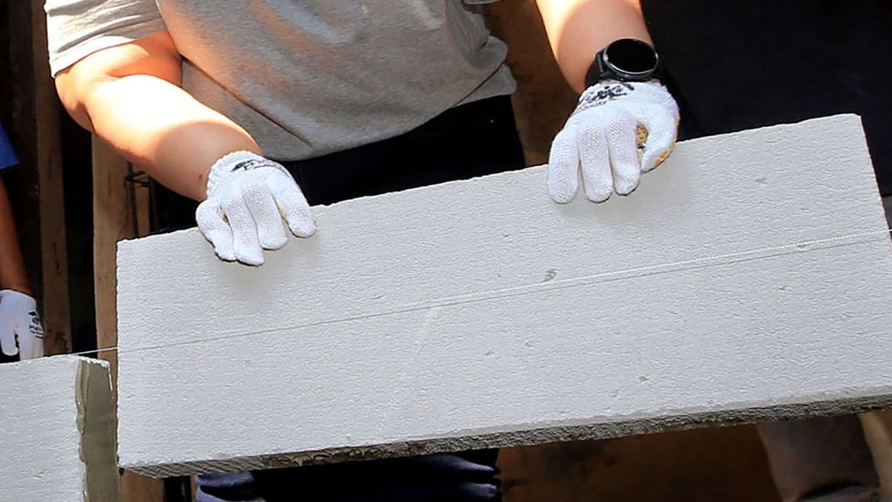 FOTO: Prudential Bangun Rumah Layak Huni hingga Posyandu di Desa Gunung Putri Bogor