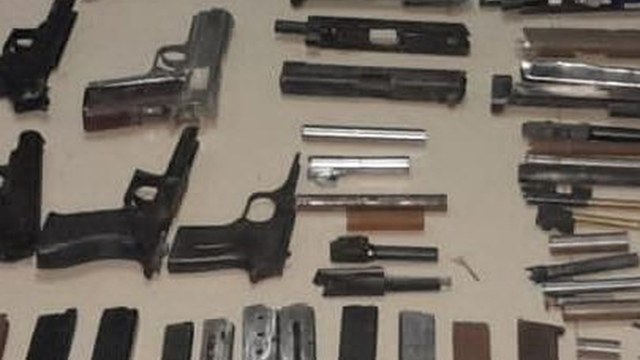 Kasus Senpi Ilegal dan Terduga Teroris Karyawan BUMN, Pistol Laras Panjang-Amunisi Diamankan