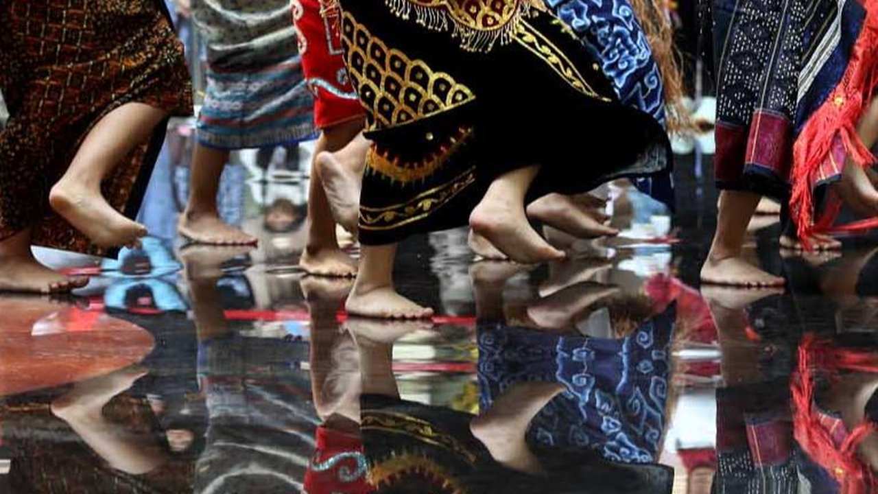 FOTO: HUT RI, Pertunjukan Tarian Tradisional Kolosal Pukau Pengunjung Mal di Depok
