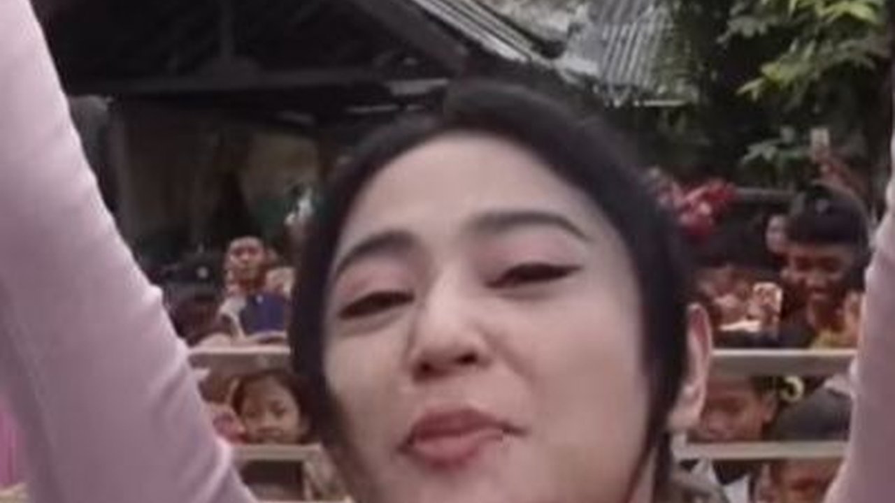 Usai Sambangi Rumah Mba Putri, Dewi Perssik Bernyanyi Hibur Warga