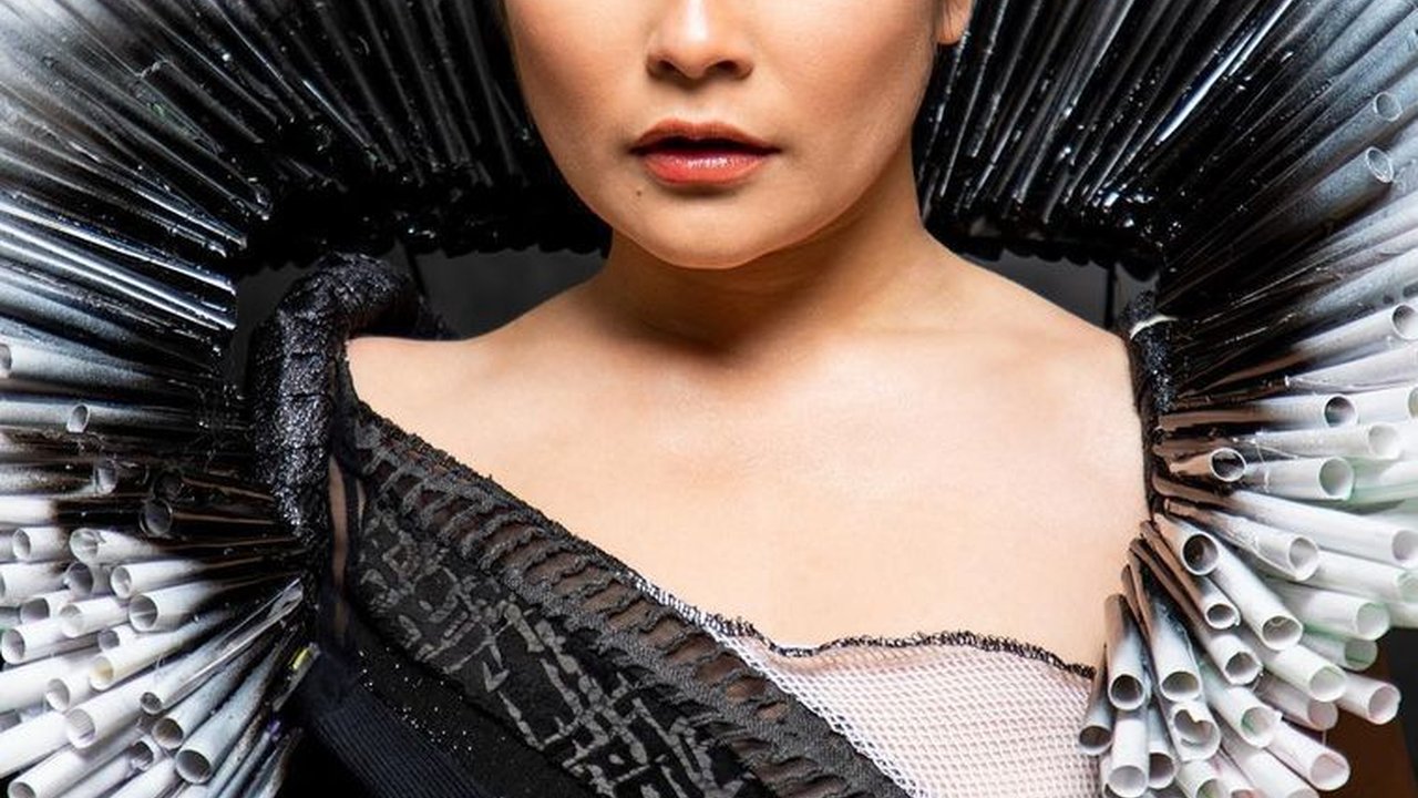 Kenakan Gaun Daur Ulang, Intip Potret Prilly Latuconsina Bersiap Ikut Jember Fashion Carnaval 2023