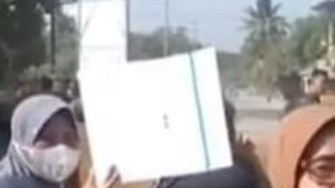 Warga Sumedang Protes Jalan Rusak, Akibat Dilintasi Truk Proyek