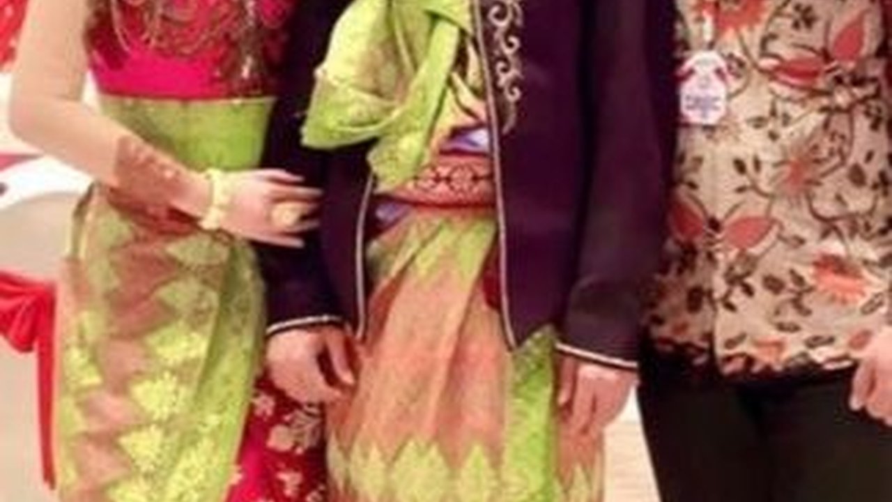 Istri Kombes Polisi Heni Tania Kompak Pakai Baju Adat Bali Bareng Suami, Pose Sama Jenderal Bintang 3