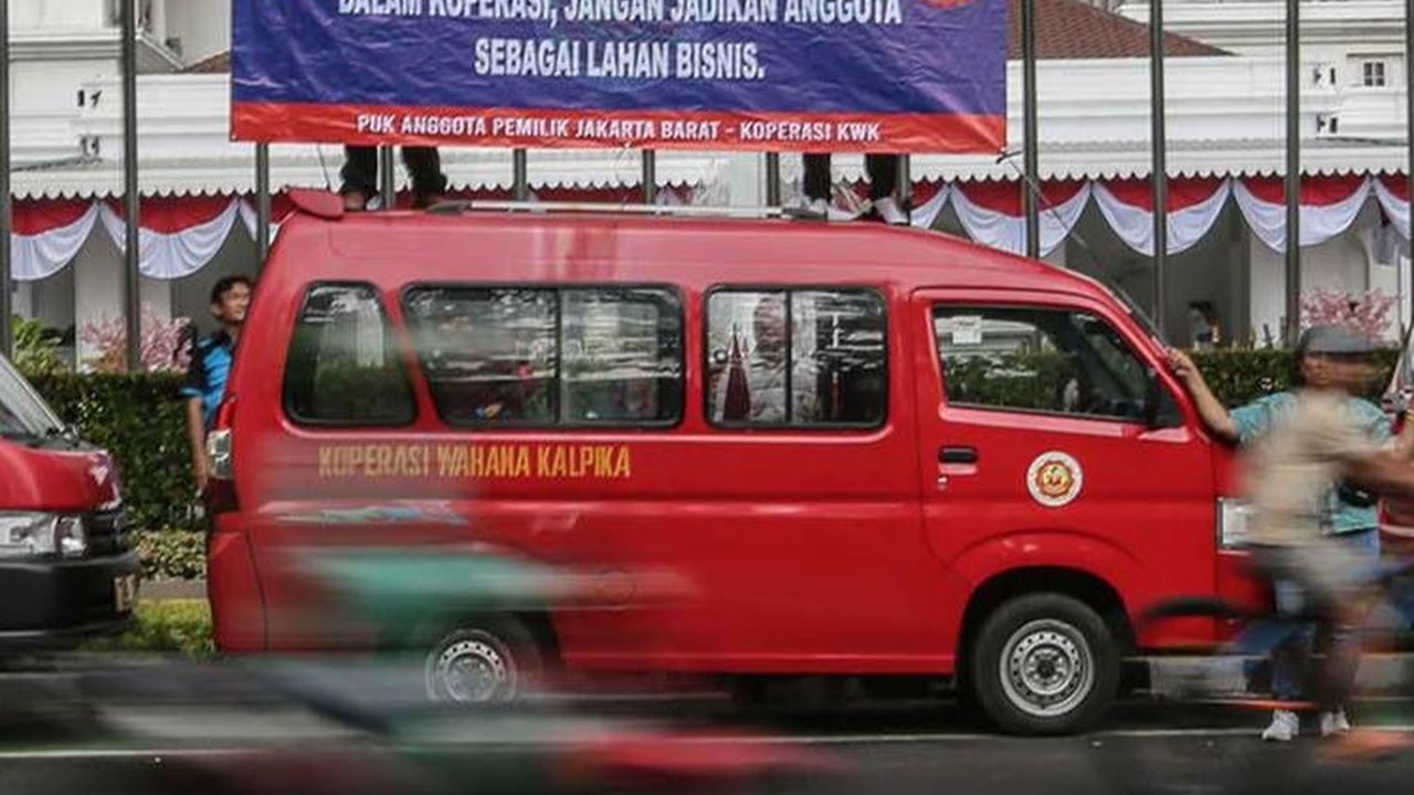 FOTO: Tuntut Segera Diizinkan Beroperasi, Sopir Angkot KWK Geruduk Balai Kota Jakarta