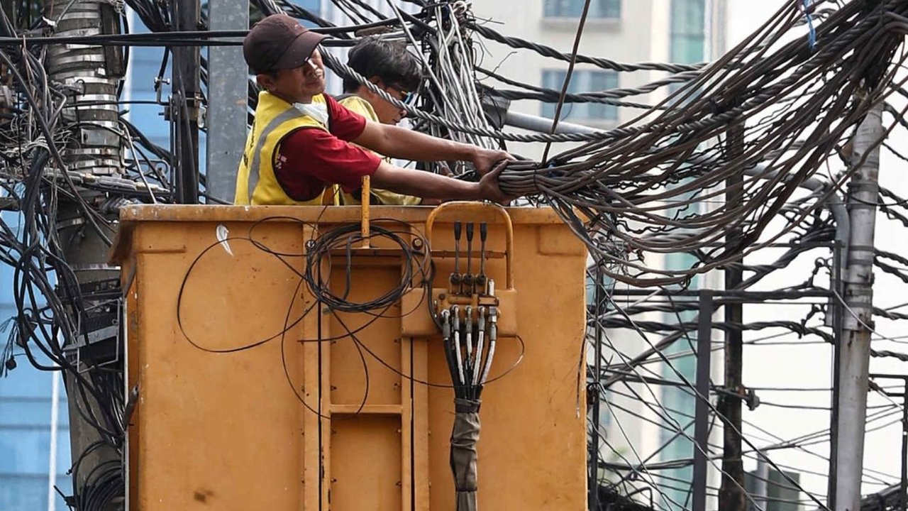 FOTO: Kabel-Kabel Semrawut di Jakarta Ditertibkan Setelah Makan Korban