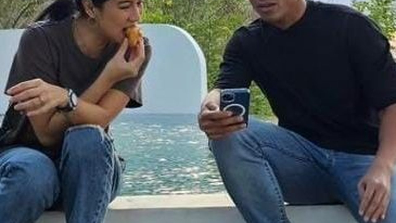 Momen Manis Dian Sastrowardoyo Bareng Suami di Yogyakarta yang Curi Perhatian