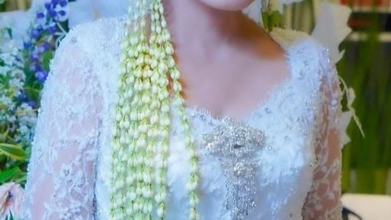 Potret Titi Kamal Tiba-tiba Jadi Pengantin, Cantik Anggun Berkebaya Putih Tuai Banyak Pujian