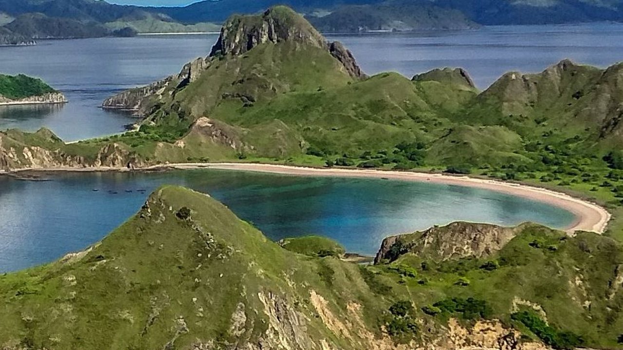 10 Pemandangan Alam di Indonesia yang Wajib Dikunjungi, Keren & Cocok untuk Healing