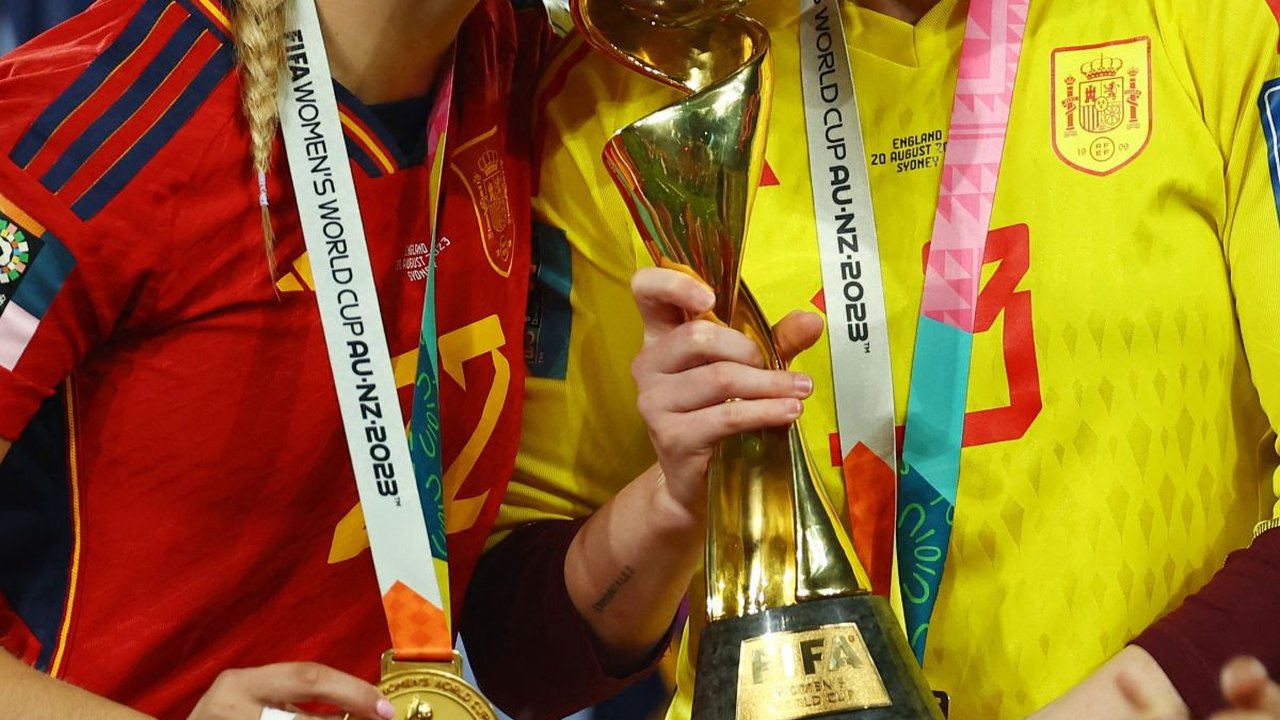 FOTO: Momen Timnas Spanyol Juara dan Cium Piala Dunia Wanita 2023 Usai Laga Sengit dan Keras Melibas Inggris