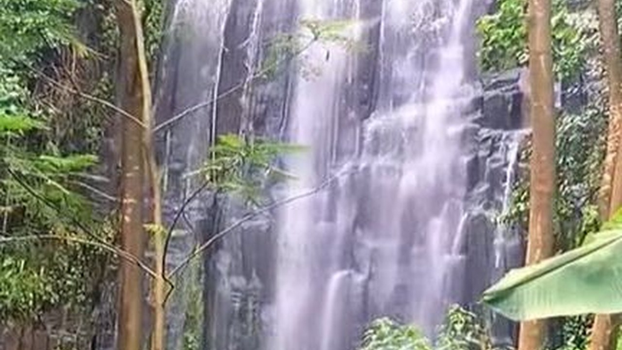 Indahnya Curug Batu Nyusun di Garut, Perpaduan Air Terjun Jernih dengan Bebatuan yang Tersusun Rapi