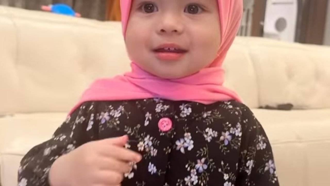 Lucu! Potret Ameena Putri Atta Halilintar dan Aurel Pakai Jilbab, Dipanggil 'Bu Hajjah'