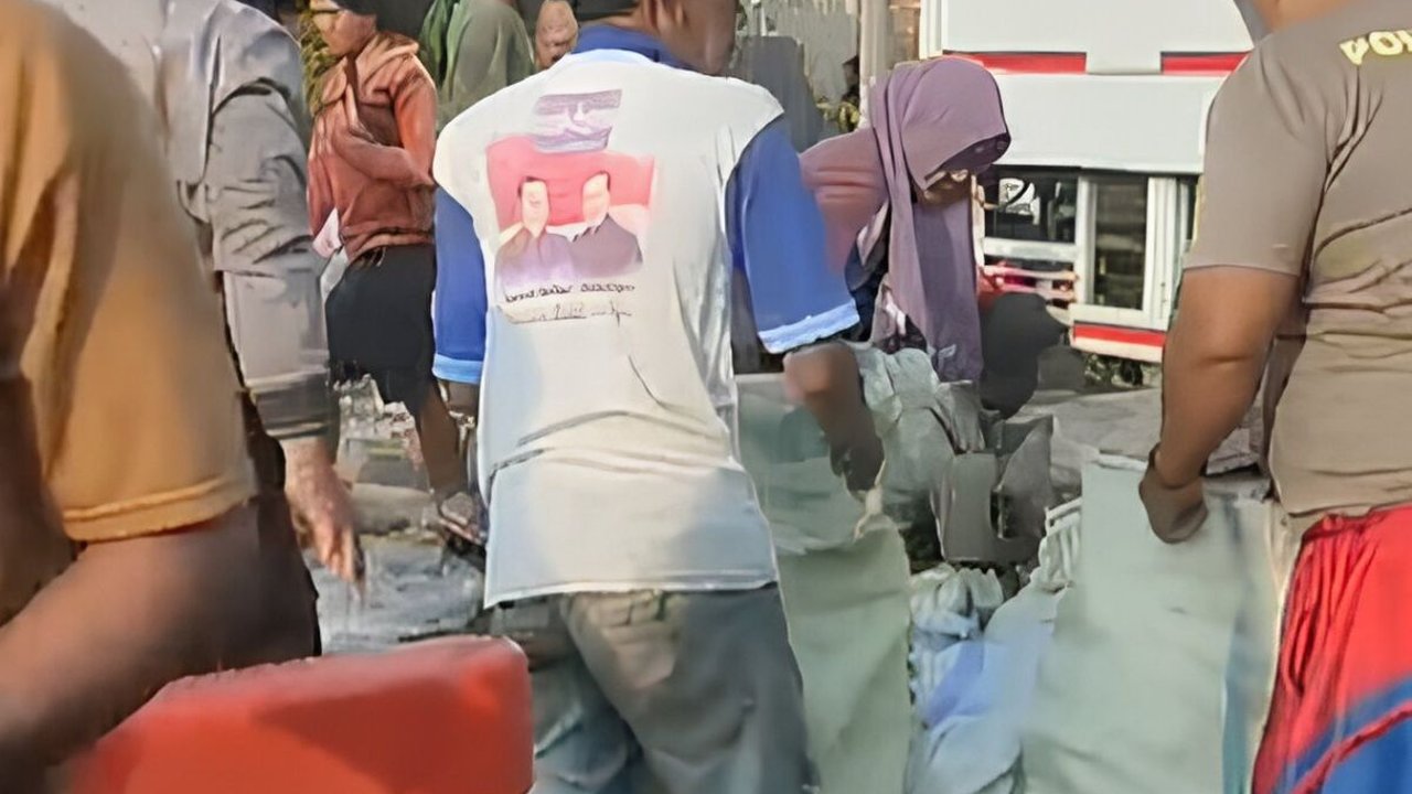 Viral Warga Jarah Truk Pengangkut Susu Kaleng yang Kecelakaan, Sampai Bawa Karung