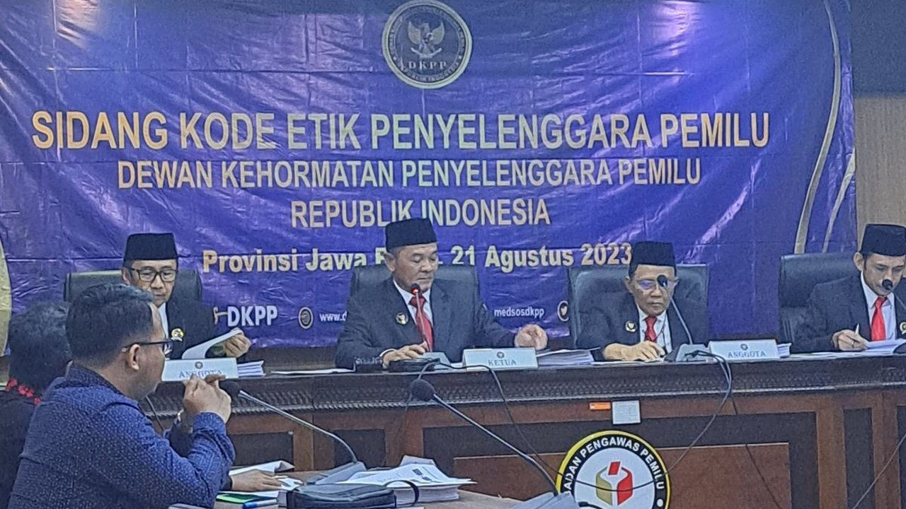 Sidang Etik, DKPP Cecar 4 Anggota KPU Karawang Alasan Tetapkan Sekretariat PPS