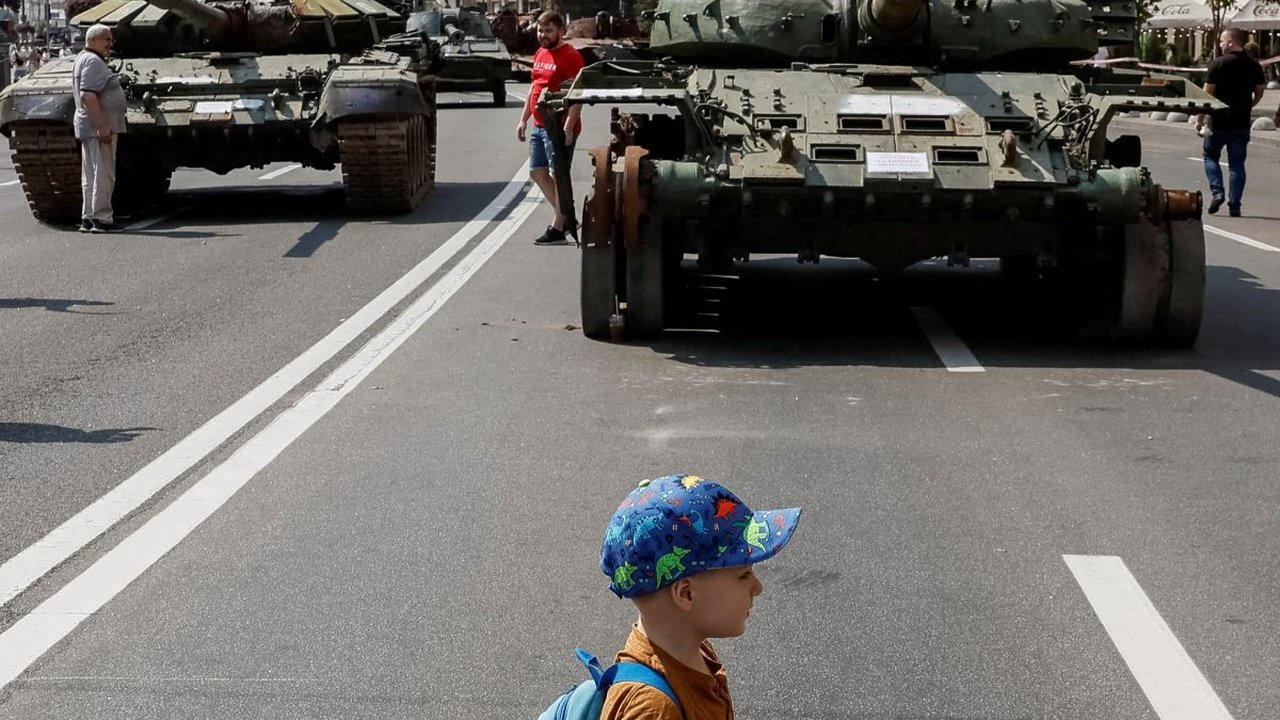 FOTO: Deretan Kendaraan Militer Rusia yang Hancur Dipamerkan di Kiev Menjelang Hari Kemerdekaan Ukraina