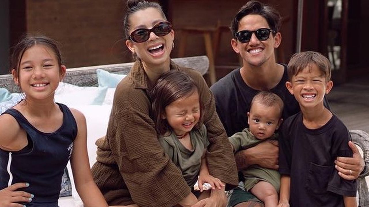Dapat Julukan Supermom dari Warganet, Intip 7 Potret Jennifer Bachdim Momong Anak