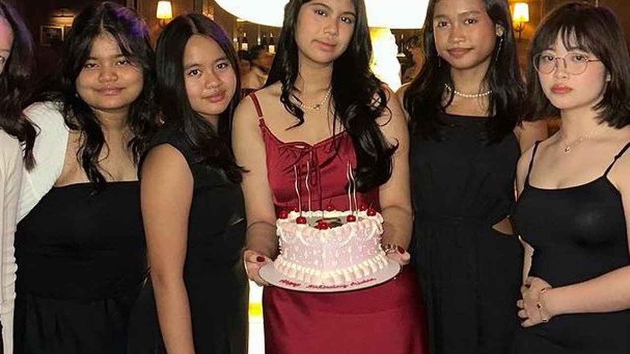 Cantiknya Almira Putri AHY Kenakan Long Dress Merah di Birthday Dinner ke-15 Tahun